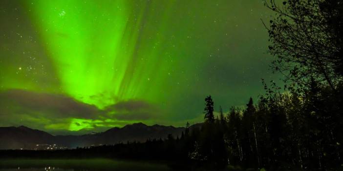 Yeşil ışıklar ile aydınlanan gece