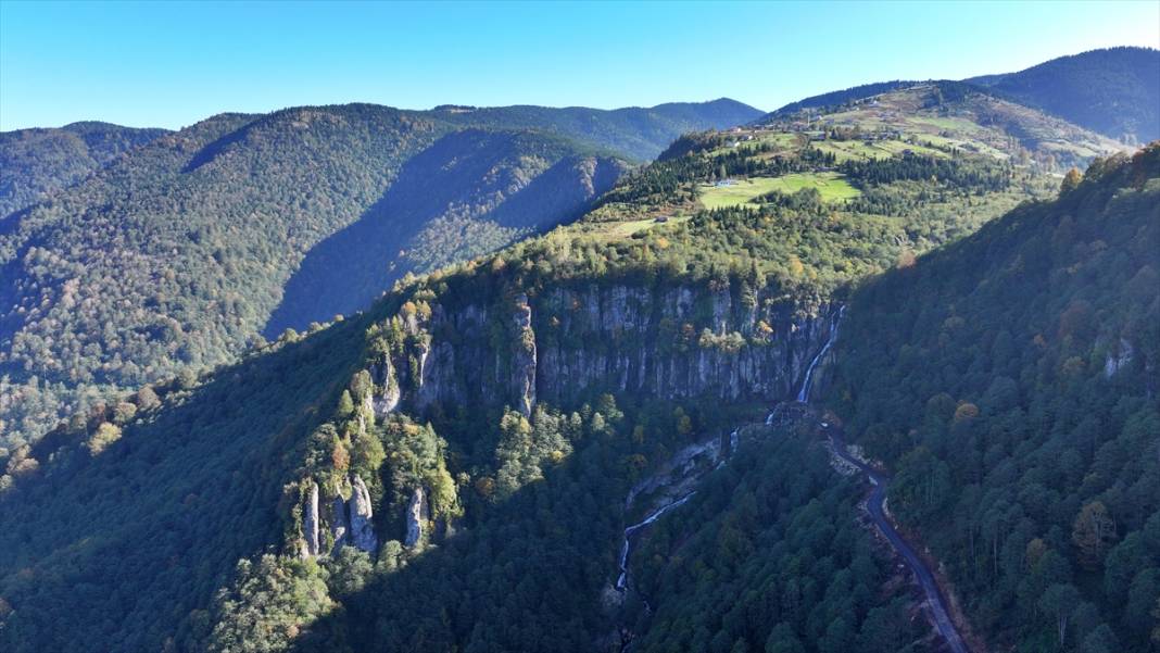 Vadiler arasındaki Uçarsu Şelalesi 10