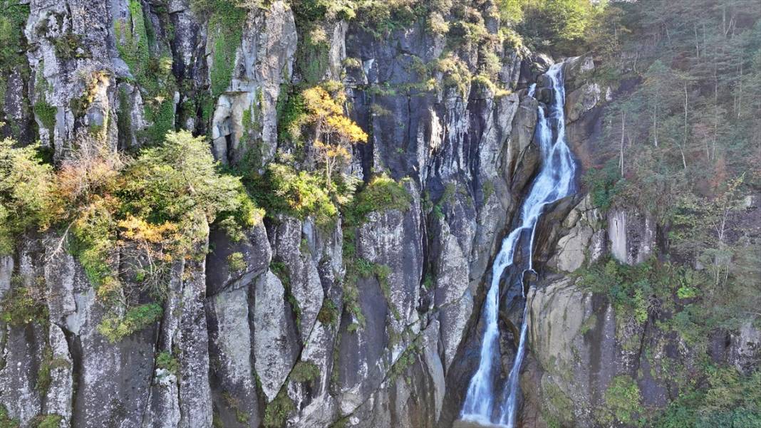 Vadiler arasındaki Uçarsu Şelalesi 11