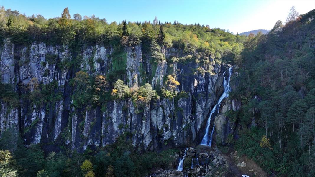 Vadiler arasındaki Uçarsu Şelalesi 12