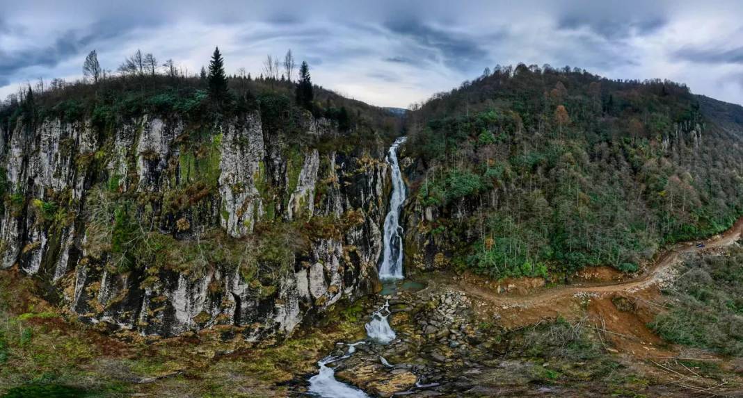 Vadiler arasındaki Uçarsu Şelalesi 2