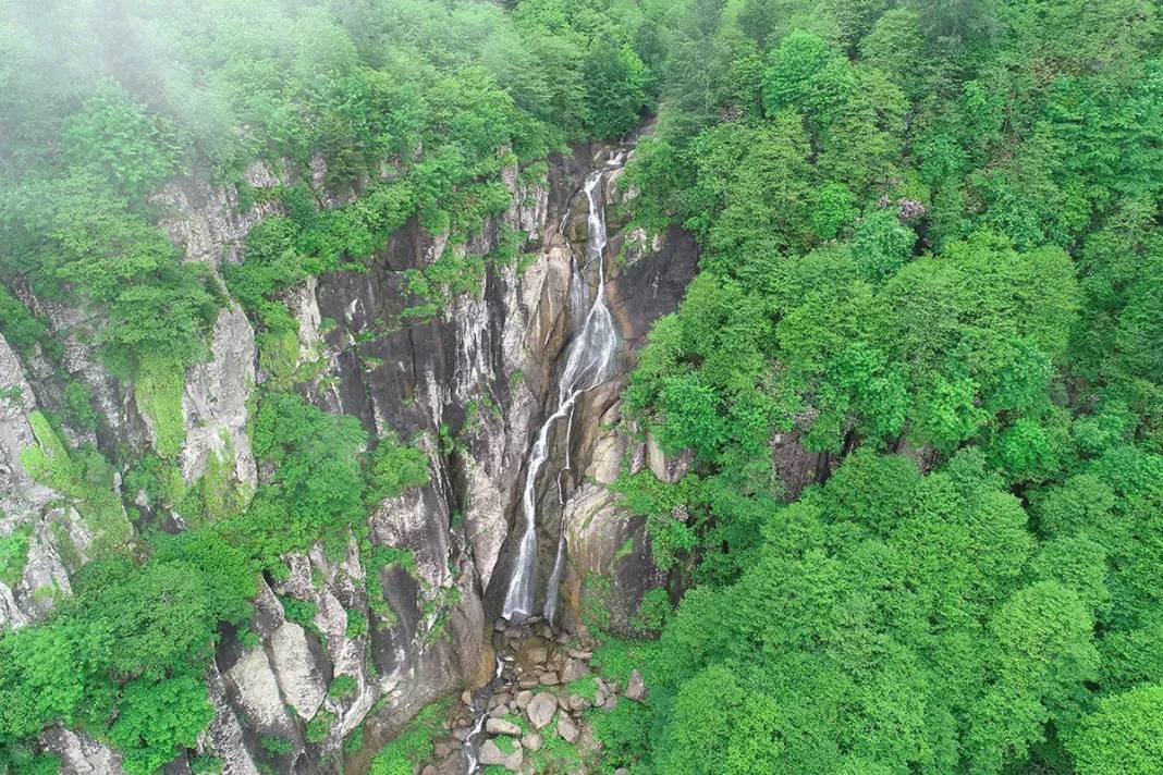 Vadiler arasındaki Uçarsu Şelalesi 3