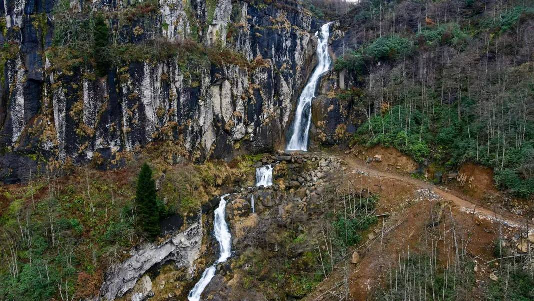 Vadiler arasındaki Uçarsu Şelalesi 4
