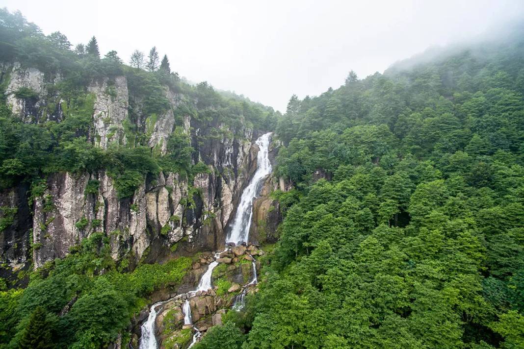 Vadiler arasındaki Uçarsu Şelalesi 5