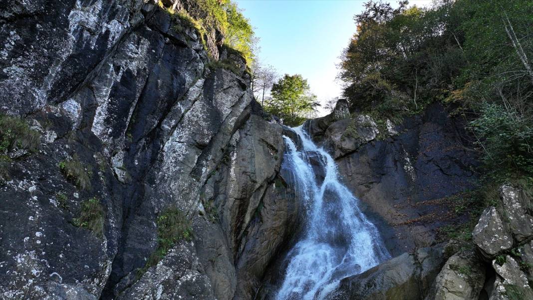 Vadiler arasındaki Uçarsu Şelalesi 6