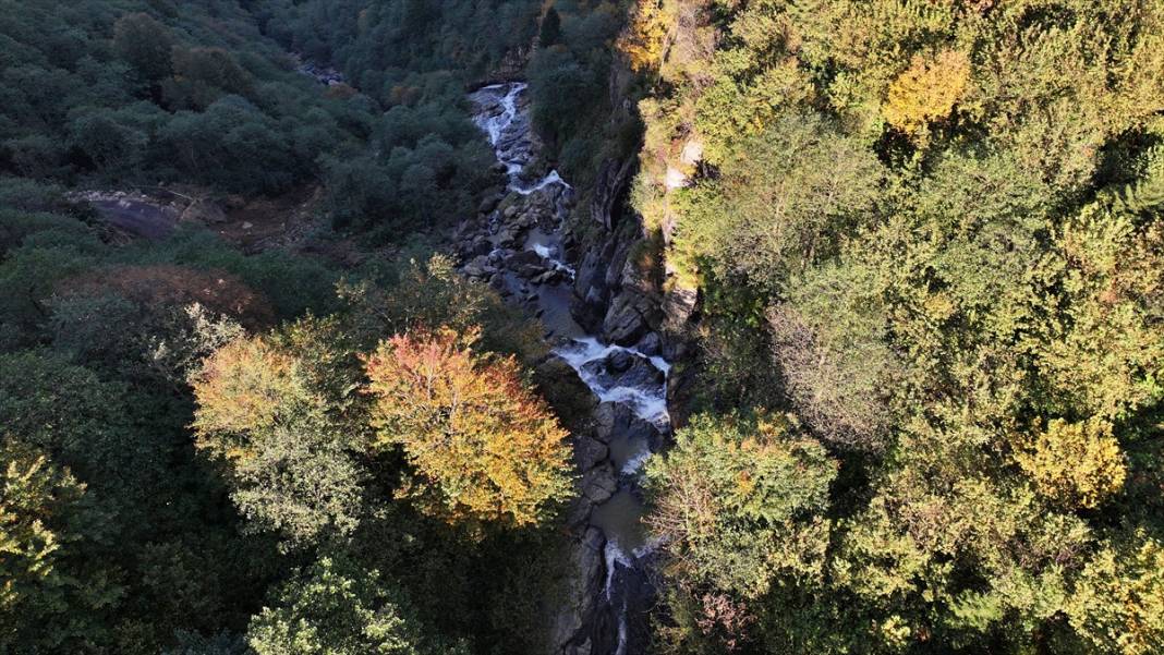Vadiler arasındaki Uçarsu Şelalesi 7