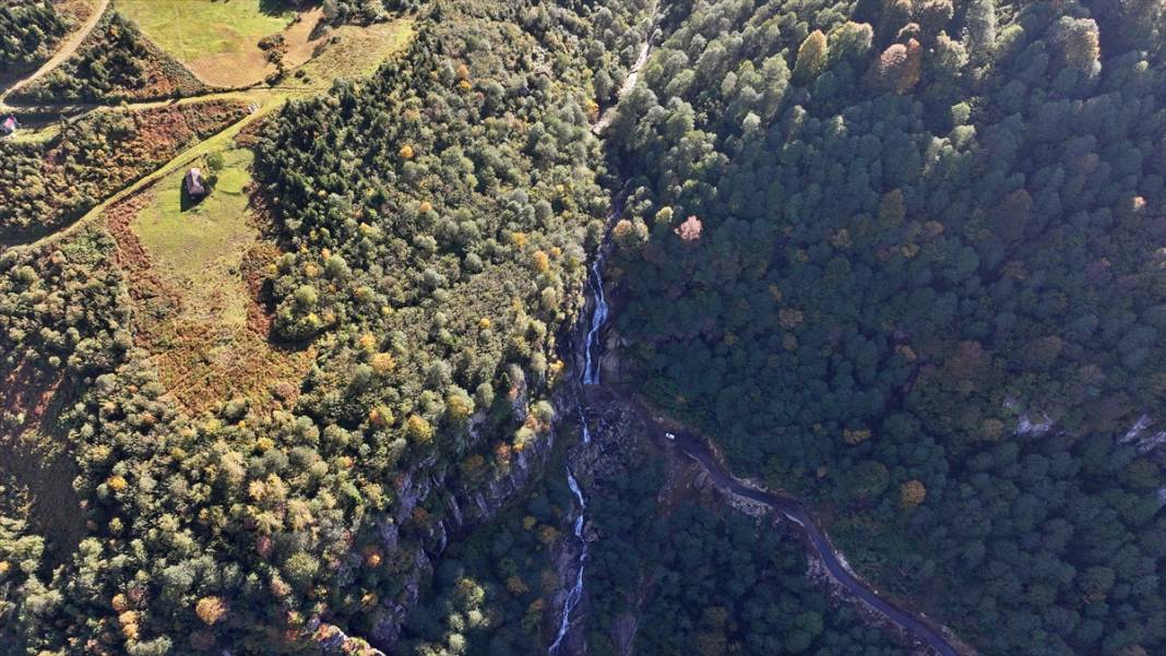 Vadiler arasındaki Uçarsu Şelalesi 8
