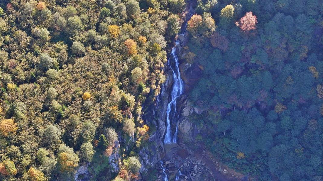 Vadiler arasındaki Uçarsu Şelalesi 9