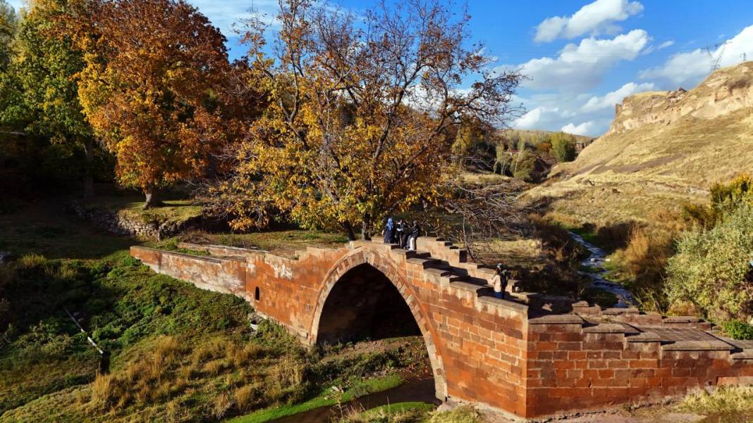 Ahlat'ın tarihi mekanlarında sonbahar güzelliği 2