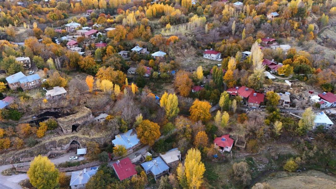 Ahlat'ın tarihi mekanlarında sonbahar güzelliği 8