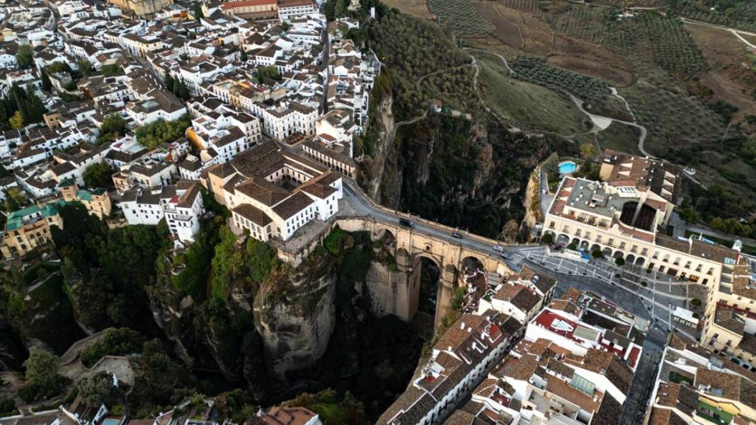 Endülüs’ün kanyonu birleştiren köprüsü 1