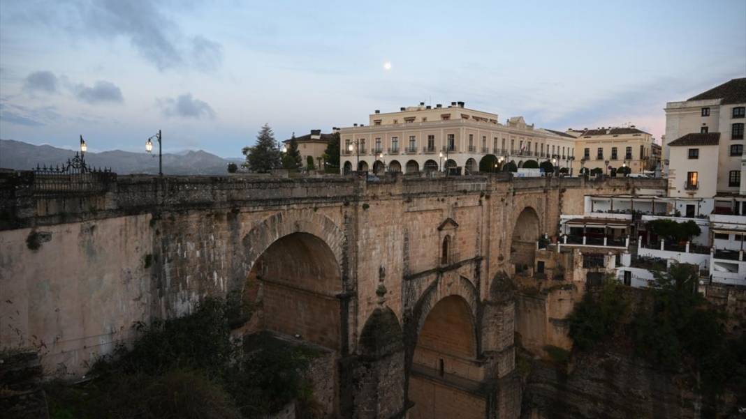 Endülüs’ün kanyonu birleştiren köprüsü 11