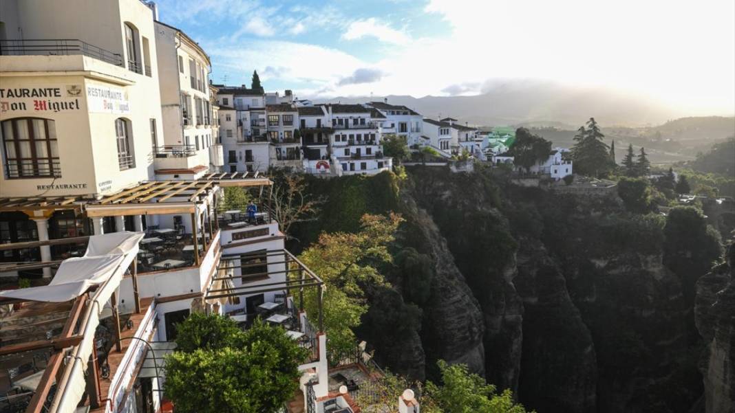 Endülüs’ün kanyonu birleştiren köprüsü 13