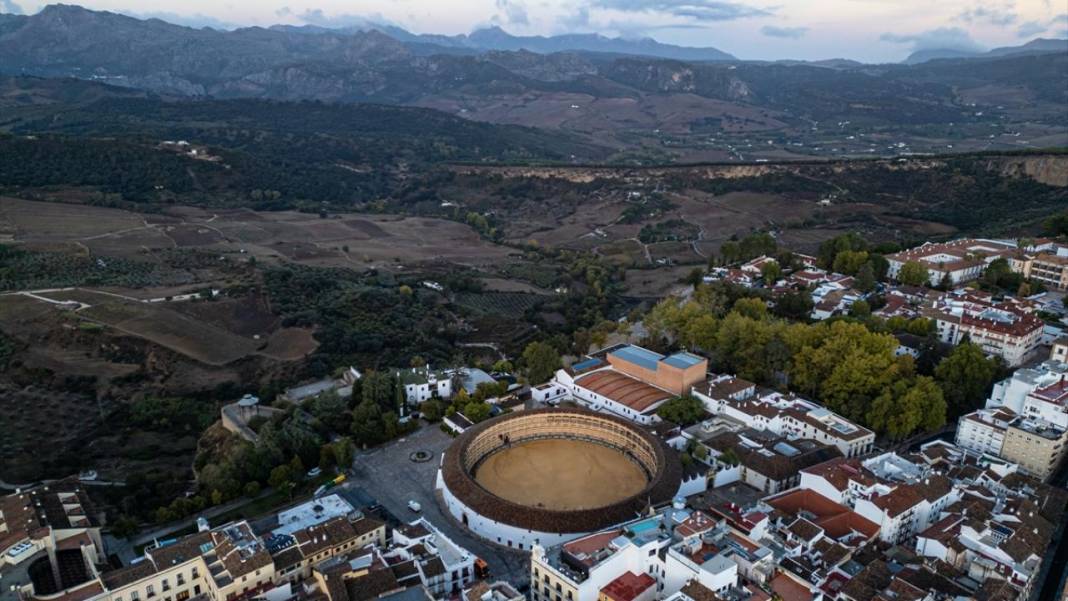 Endülüs’ün kanyonu birleştiren köprüsü 3