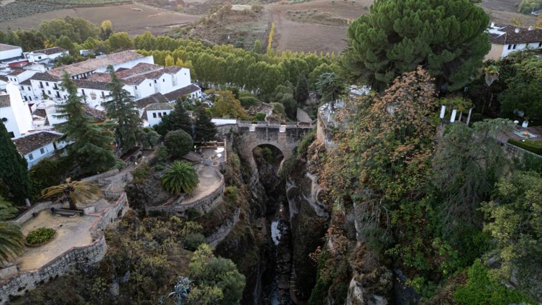 Endülüs’ün kanyonu birleştiren köprüsü 4