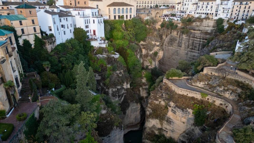 Endülüs’ün kanyonu birleştiren köprüsü 5