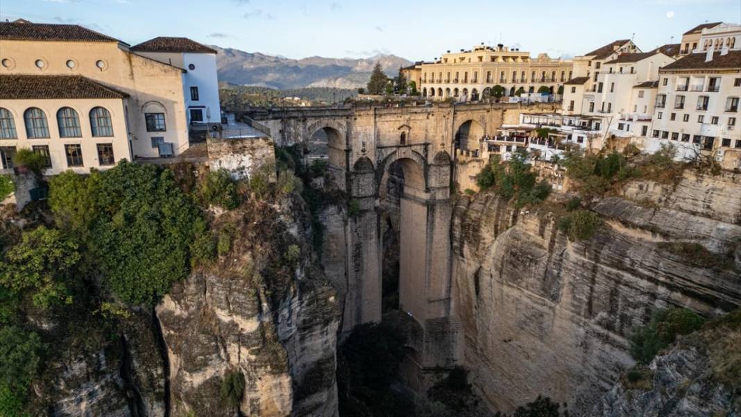 Endülüs’ün kanyonu birleştiren köprüsü 7