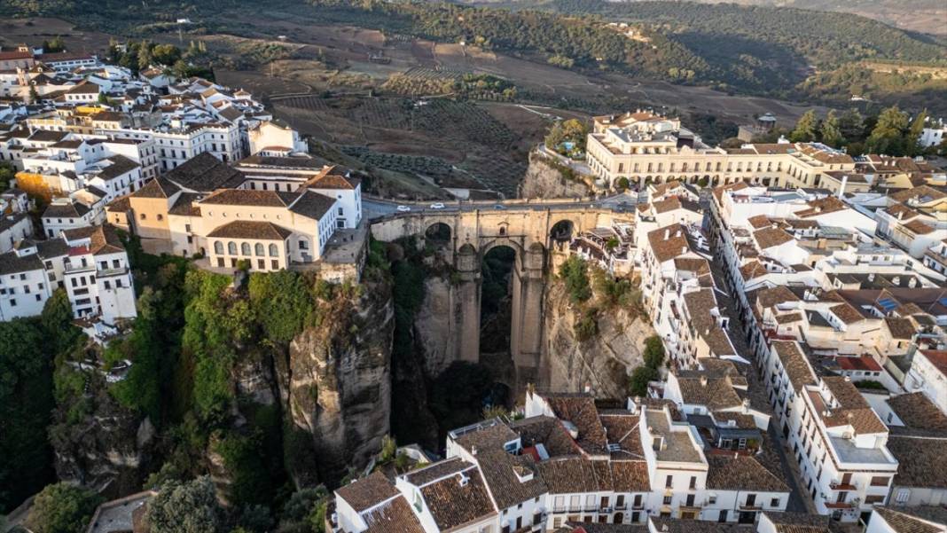 Endülüs’ün kanyonu birleştiren köprüsü 8