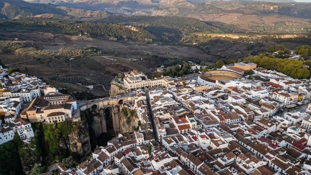 Endülüs’ün kanyonu birleştiren köprüsü 9