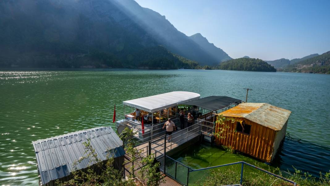 Karacaören Baraj Gölü'nde tekne turu ile tefekkür imkanı 1
