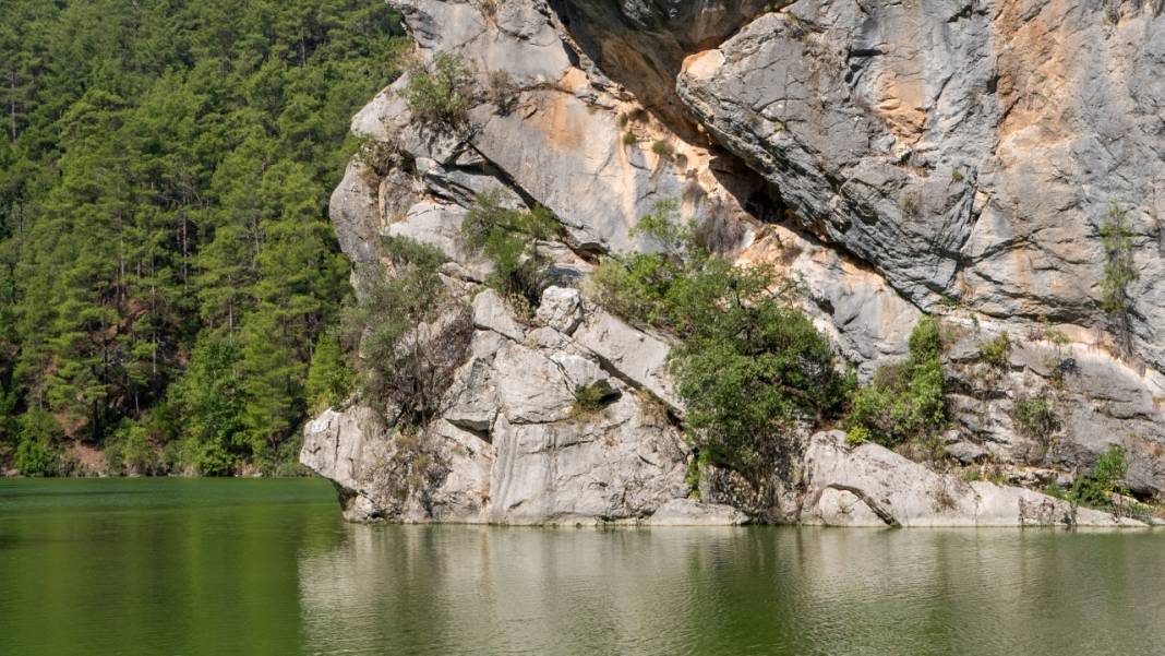 Karacaören Baraj Gölü'nde tekne turu ile tefekkür imkanı 10