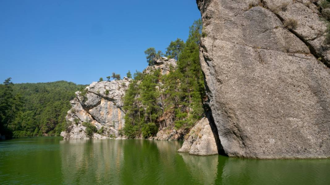 Karacaören Baraj Gölü'nde tekne turu ile tefekkür imkanı 5