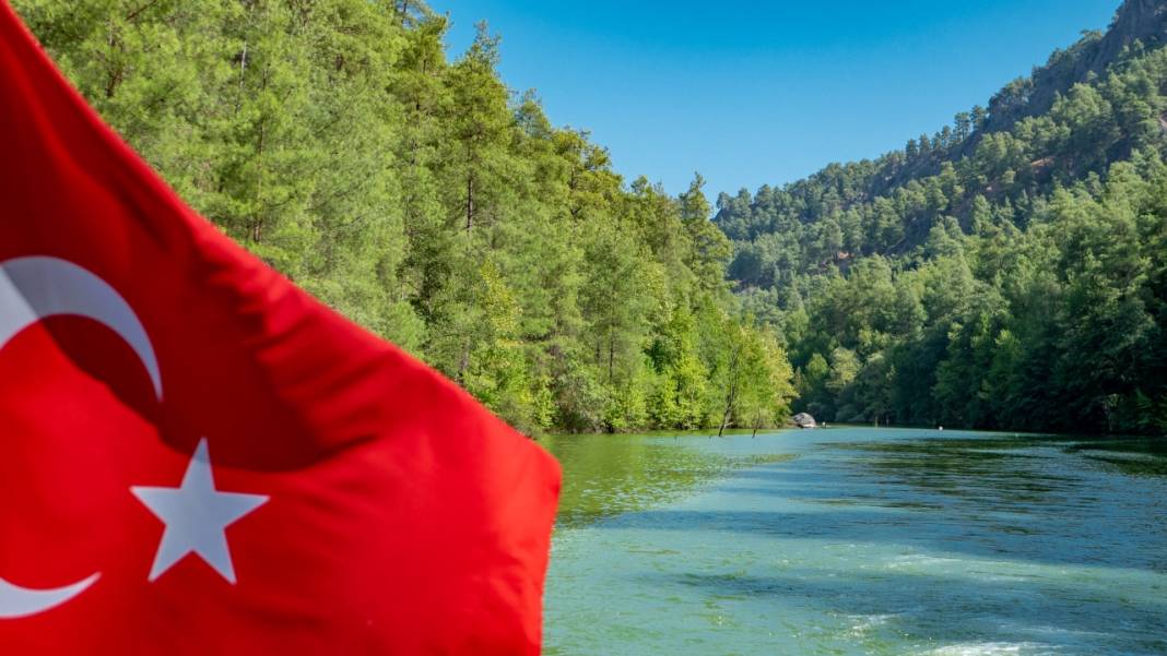 Karacaören Baraj Gölü'nde tekne turu ile tefekkür imkanı 6