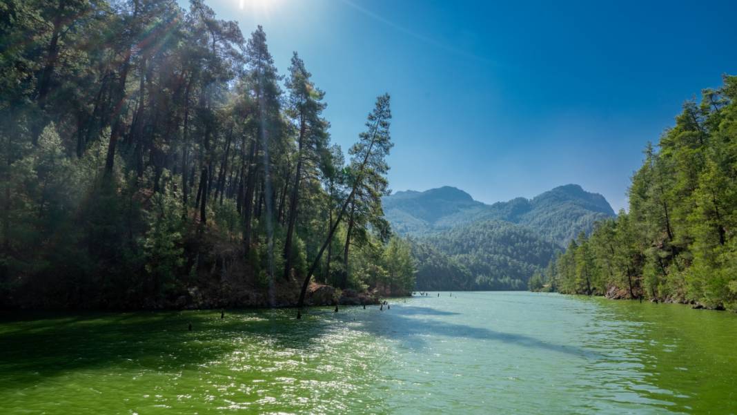 Karacaören Baraj Gölü'nde tekne turu ile tefekkür imkanı 9