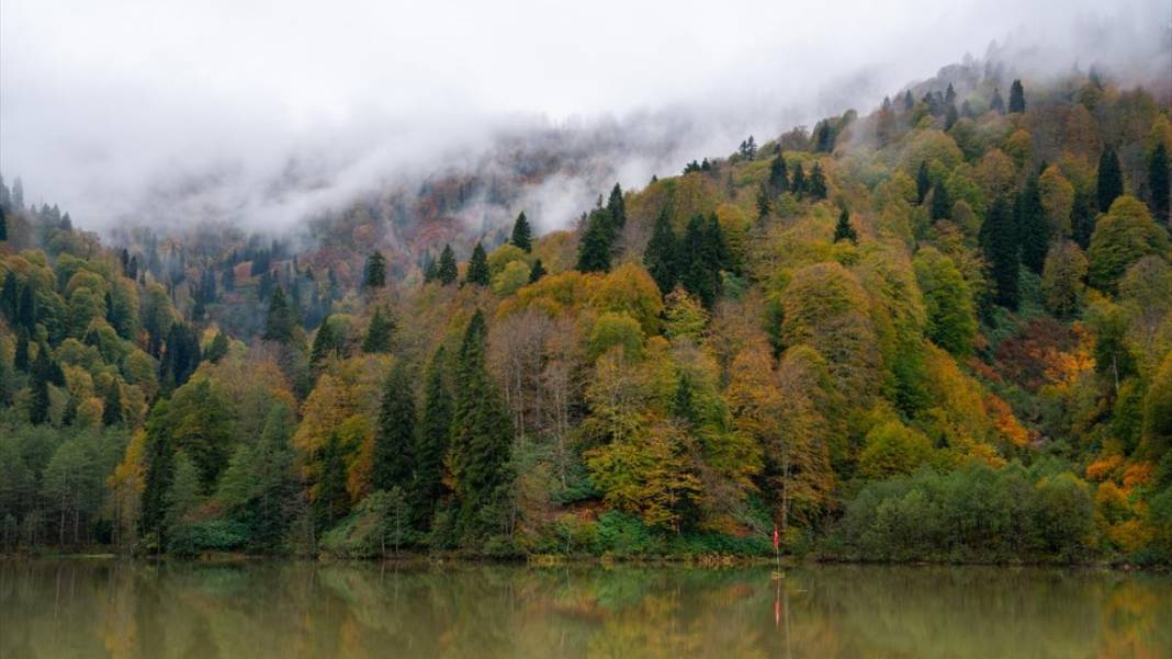 Borçka'daki Karagöl, güz renklerine büründü 1