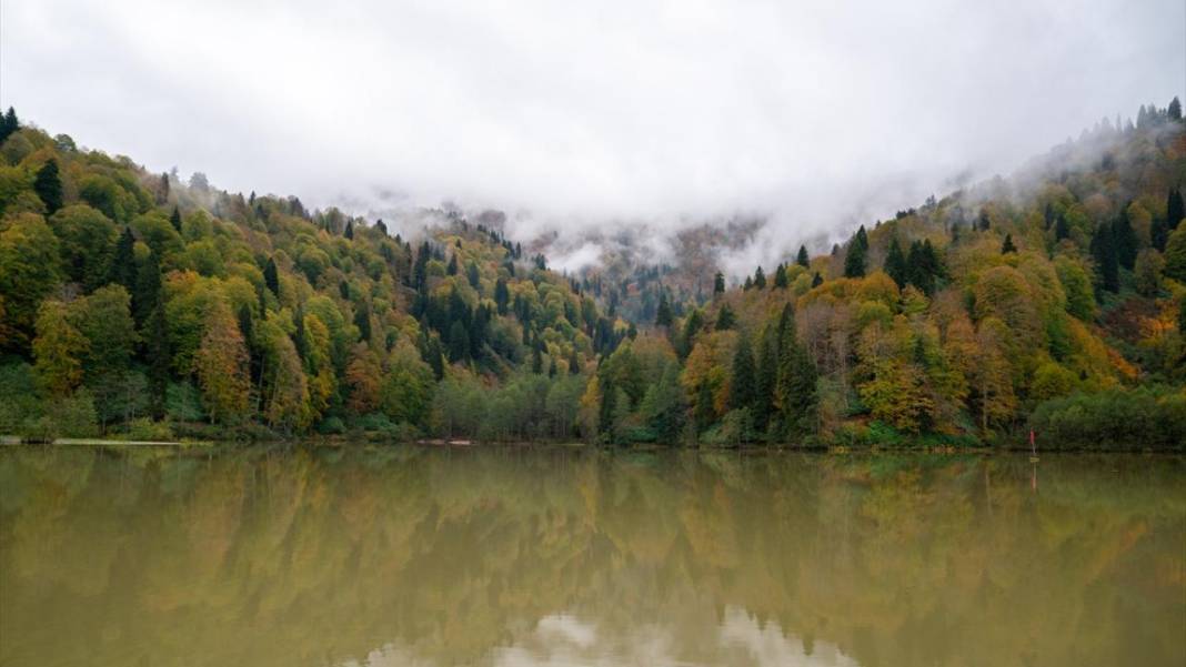 Borçka'daki Karagöl, güz renklerine büründü 3