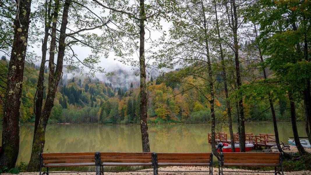 Borçka'daki Karagöl, güz renklerine büründü 4