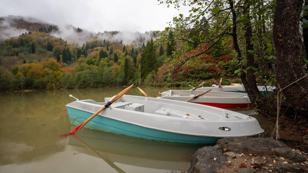 Borçka'daki Karagöl, güz renklerine büründü 6