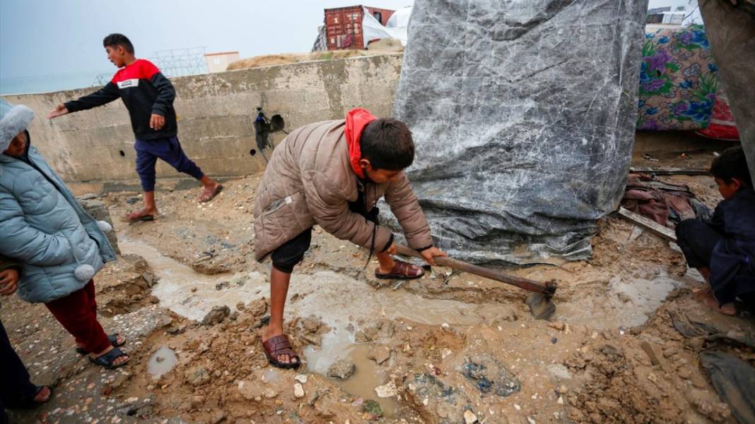 Gazzelilerin çadırlarını su bastı 2