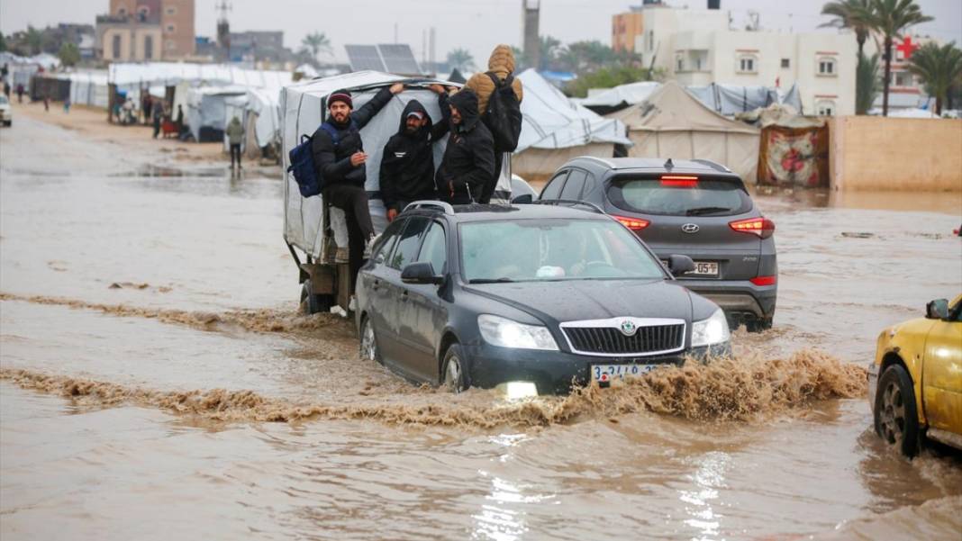 Gazzelilerin çadırlarını su bastı 7