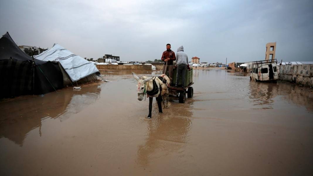Gazzelilerin çadırlarını su bastı 9
