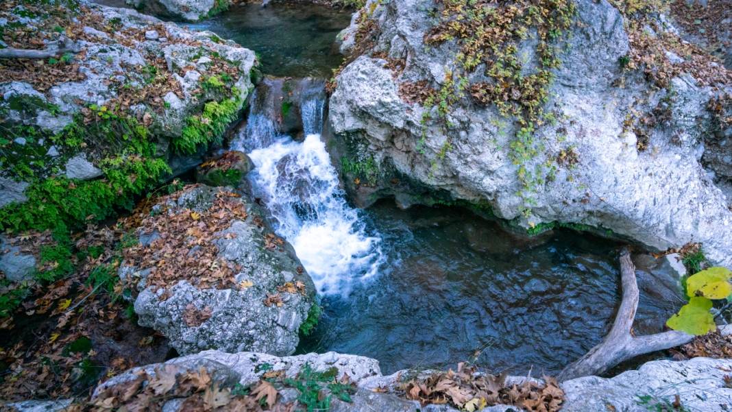 Sonbahar renkleri Beydağları'ndaki dere yataklarında farklı güzel 13
