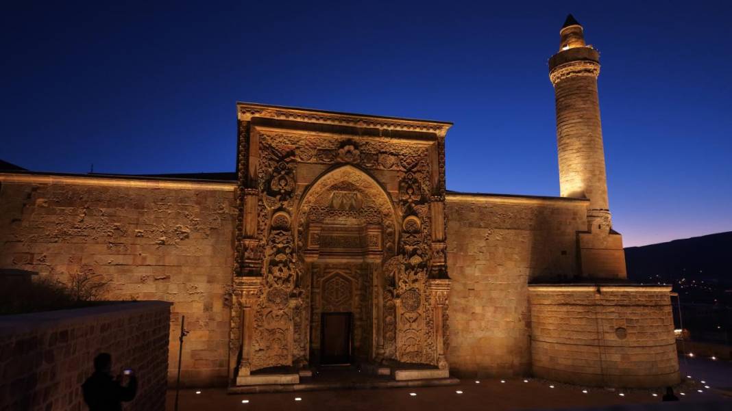 Taşa nakşedilen tarihi eserin ışıklı görüntüsü 3