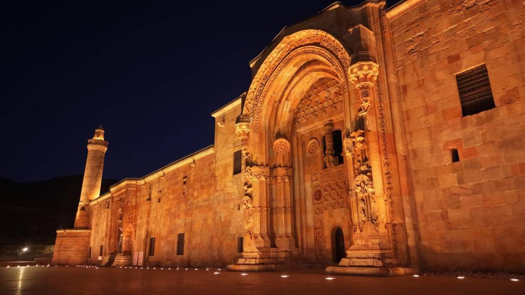 Taşa nakşedilen tarihi eserin ışıklı görüntüsü 4