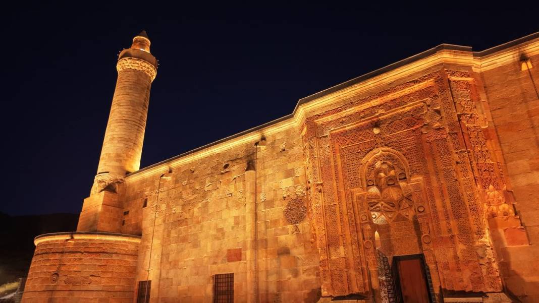 Taşa nakşedilen tarihi eserin ışıklı görüntüsü 5