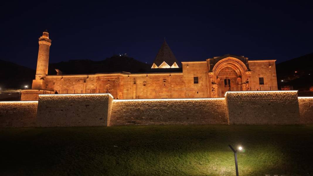 Taşa nakşedilen tarihi eserin ışıklı görüntüsü 6