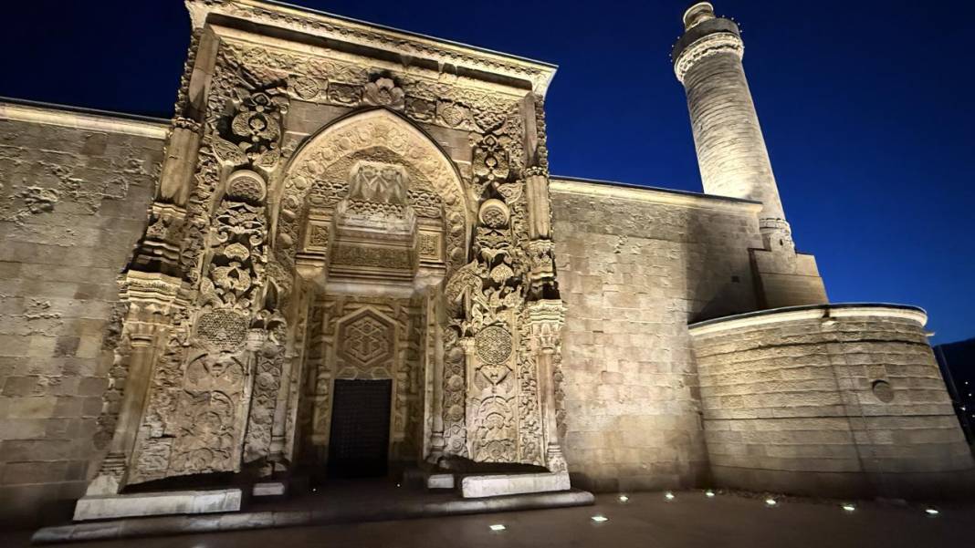 Taşa nakşedilen tarihi eserin ışıklı görüntüsü 8