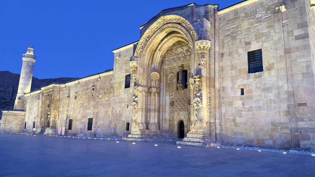 Taşa nakşedilen tarihi eserin ışıklı görüntüsü 9