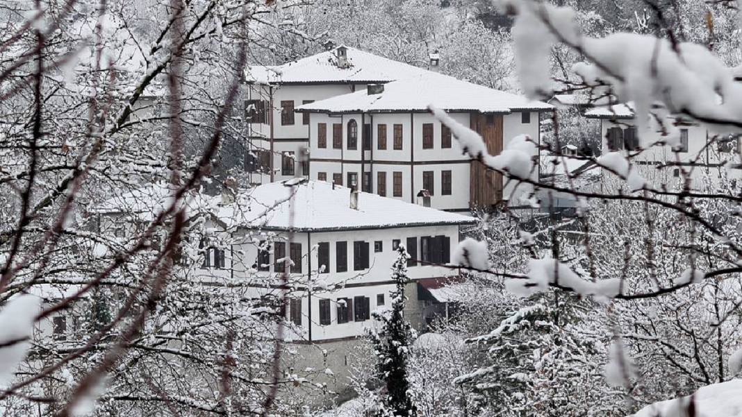 Safranbolu'da tarihi konaklar karla kaplandı 1
