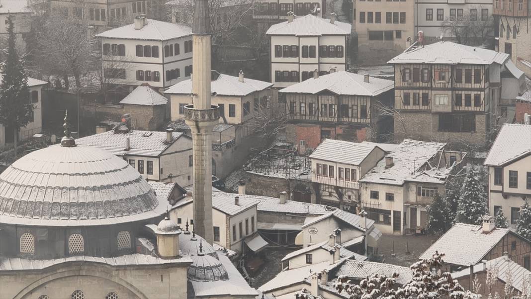 Safranbolu'da tarihi konaklar karla kaplandı 10