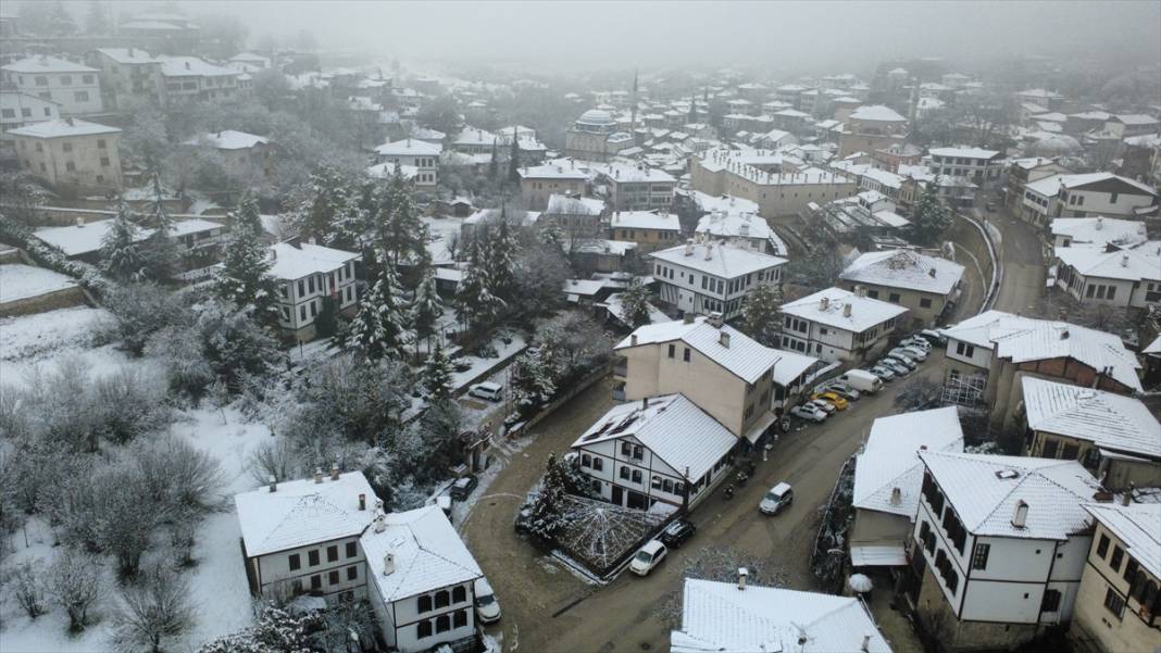 Safranbolu'da tarihi konaklar karla kaplandı 12
