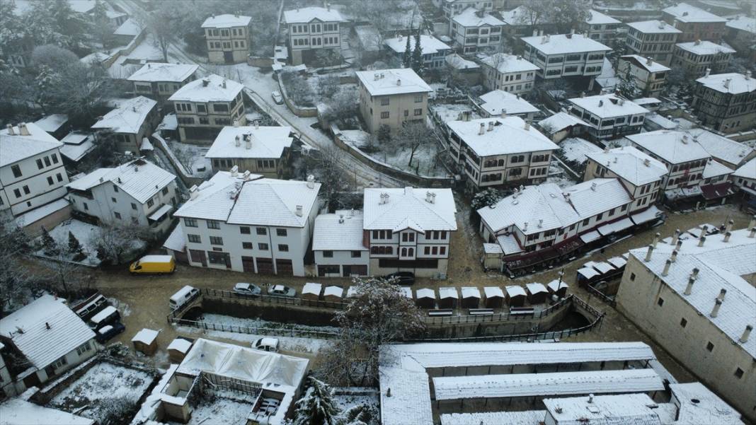 Safranbolu'da tarihi konaklar karla kaplandı 16