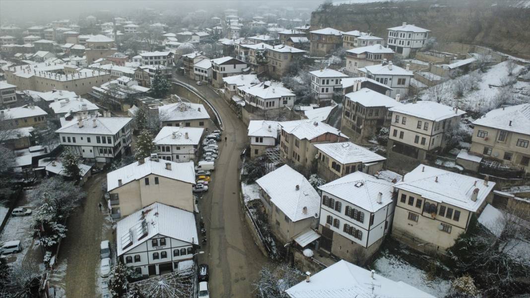 Safranbolu'da tarihi konaklar karla kaplandı 18