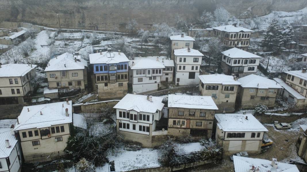 Safranbolu'da tarihi konaklar karla kaplandı 19