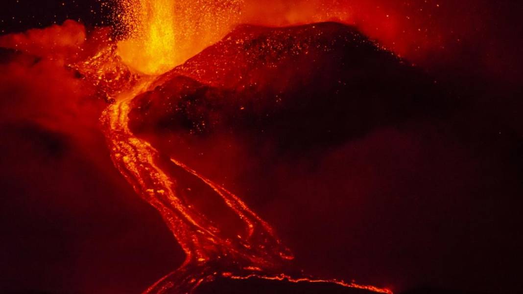 İtalya'daki Etna Yanardağı’nın volkanik faaliyeti devam ediyor 17
