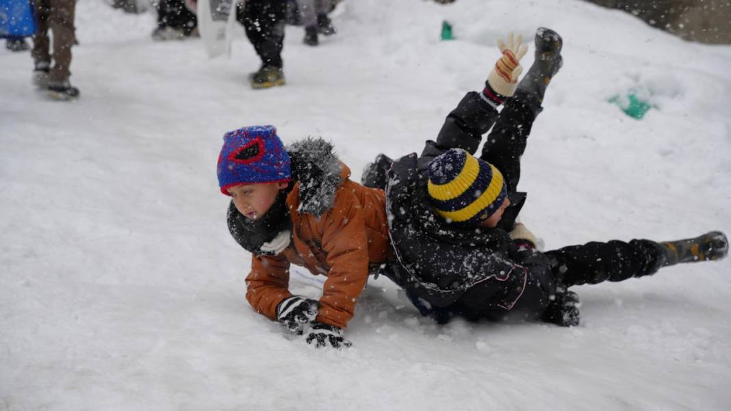 Çocukların beyaz rahmet kar sevinci 11